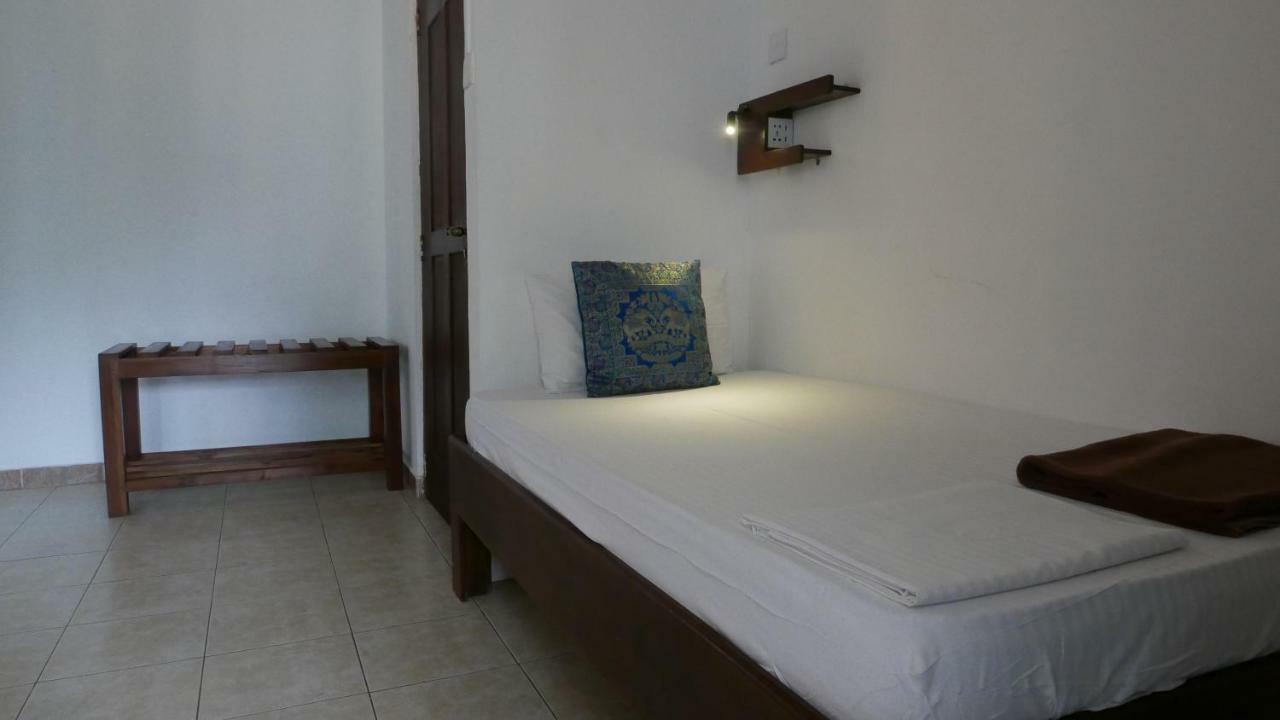 Reggie'S Guesthouse Negombo Chambre photo